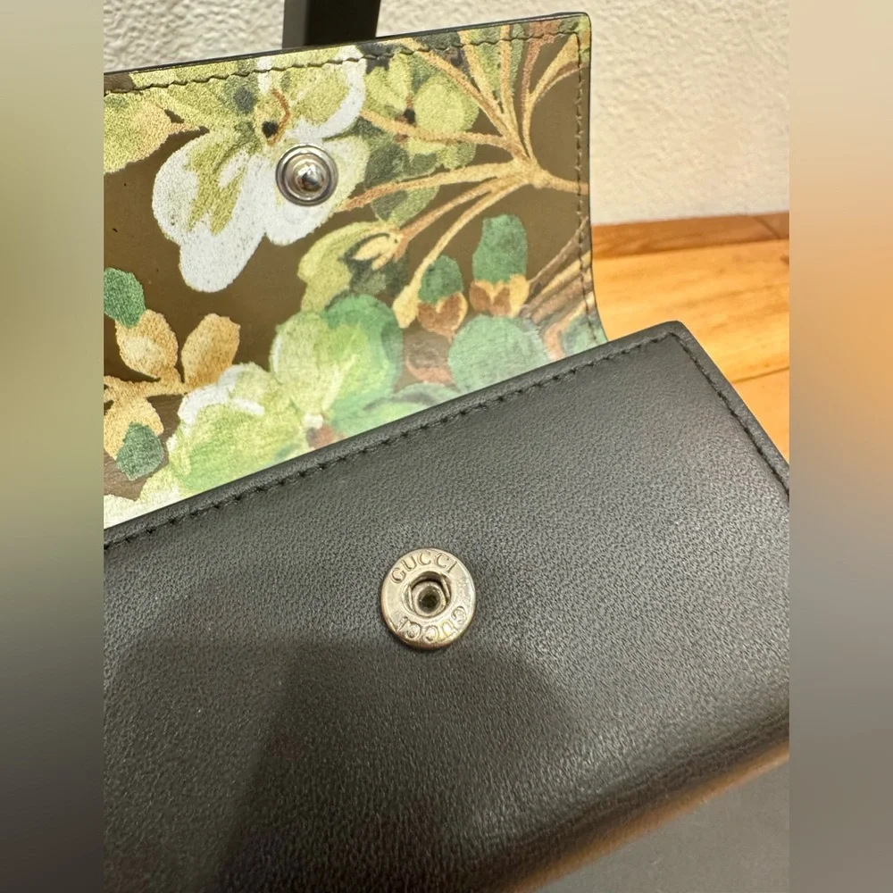 Gucci Black Leather 6-Ring Key Case with Blooms Floral Interior - Picture 5 of 7